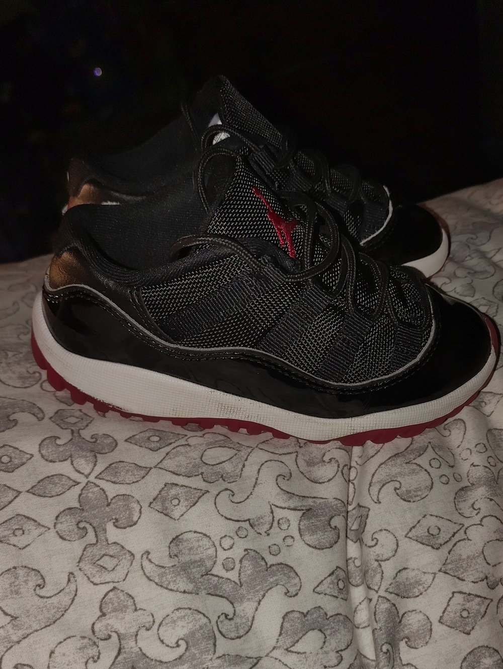 Jordan Kids Low-Top Sneakers in Black and Red